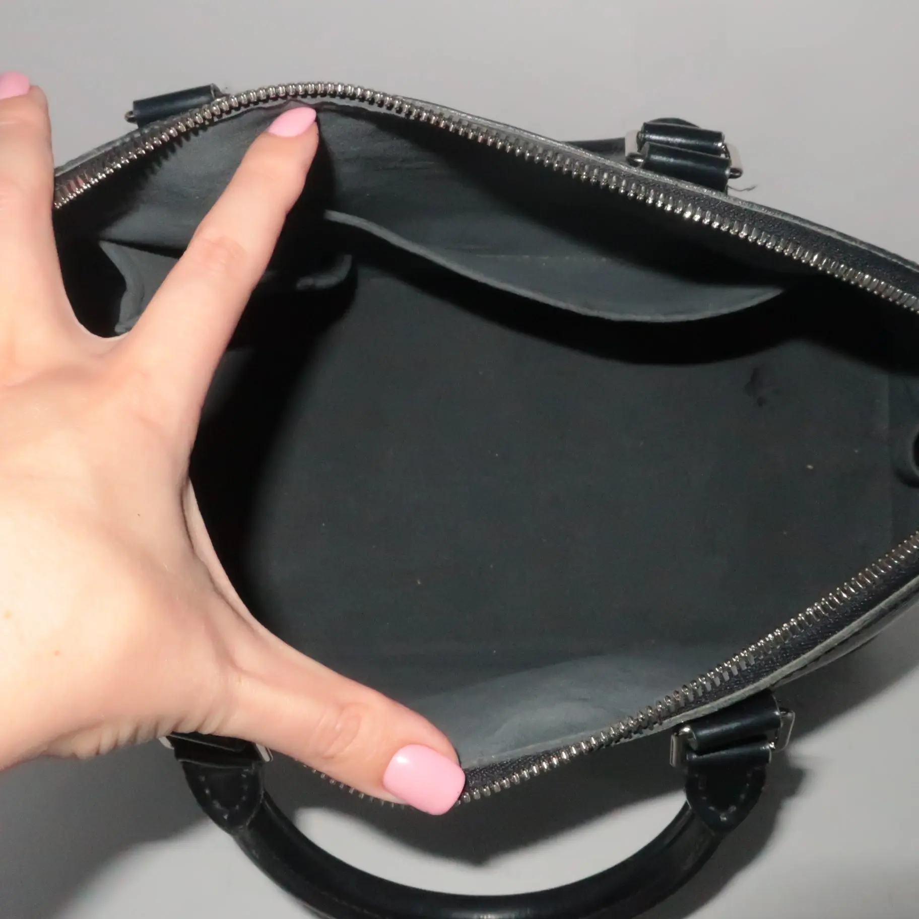 Louis Vuitton Black Epi Leather Alma MM Bag - Image 2