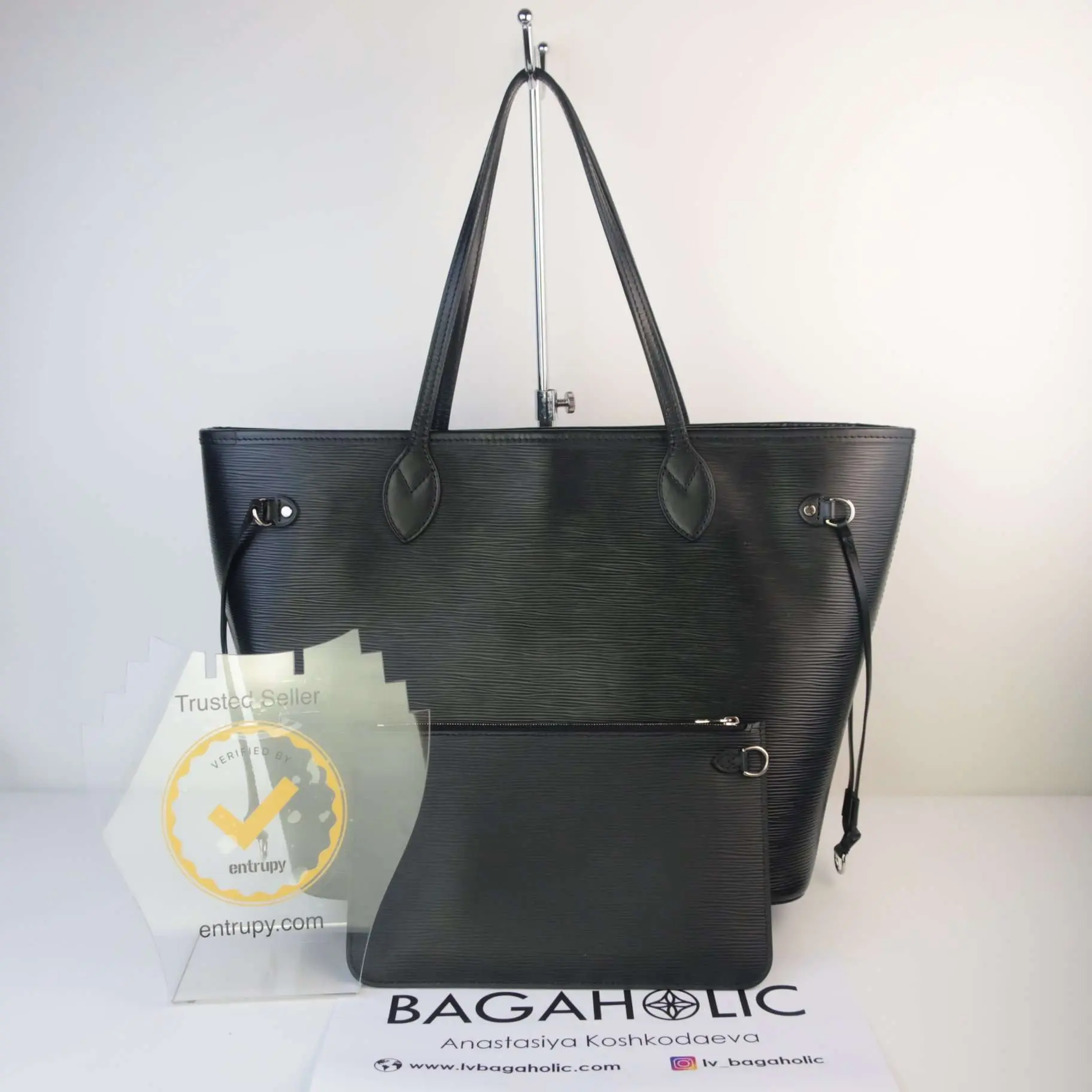 Louis Vuitton Black Epi Leather Neverfull MM Bag With Pouch - Image 3