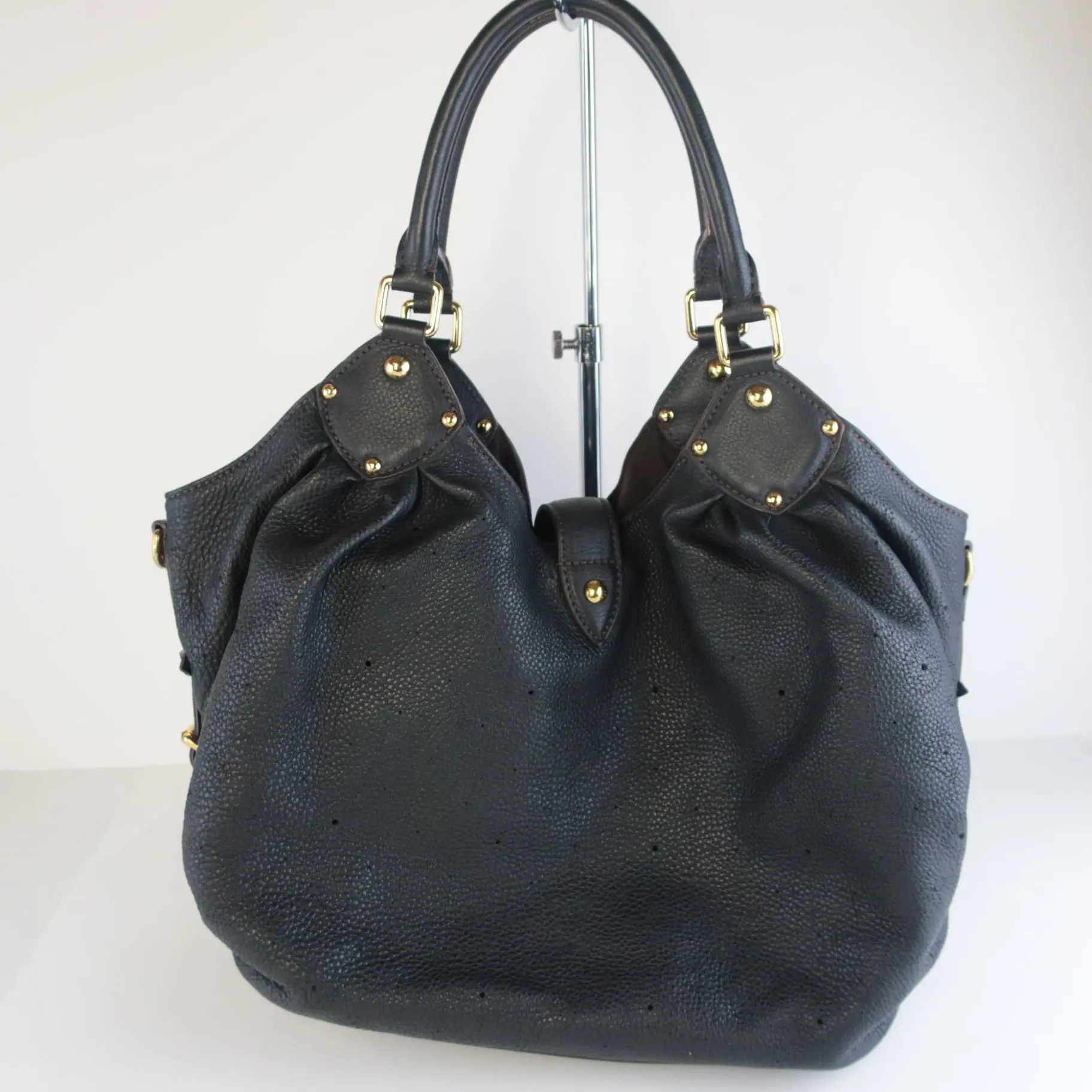 Louis Vuitton Black Leather Mahina Hobo L bag - Image 4