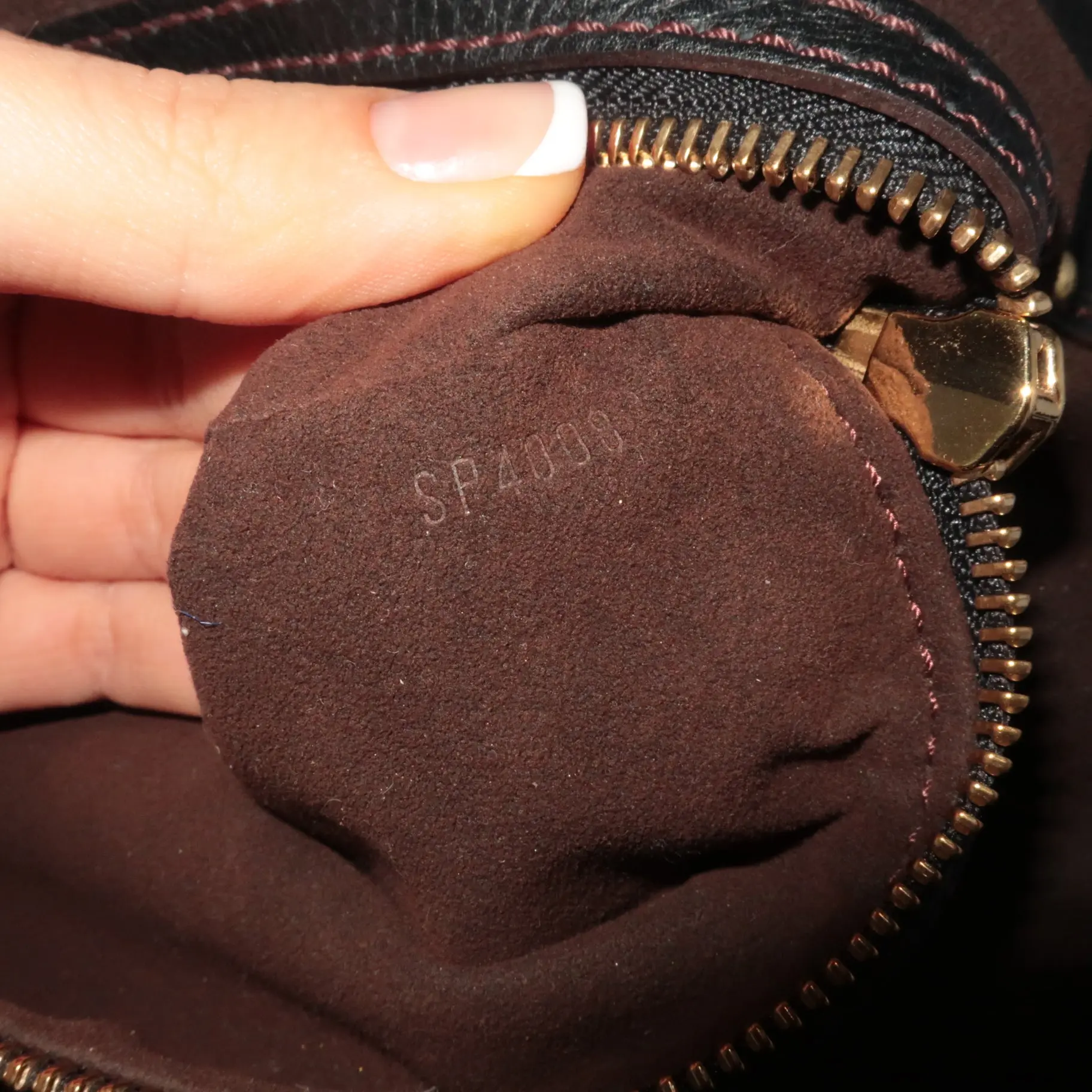 Louis Vuitton Black Leather Mahina Hobo L bag - Image 8