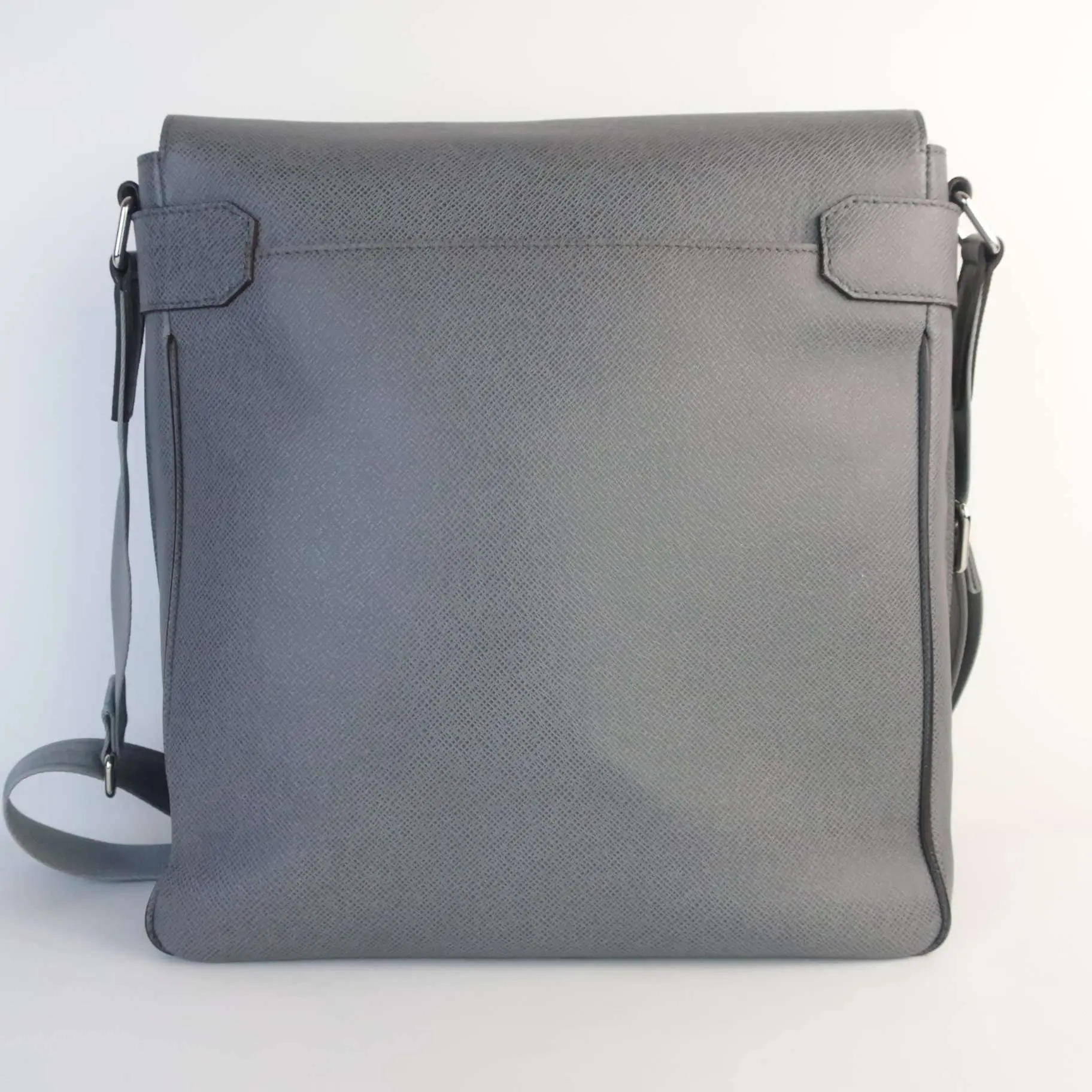 Louis Vuitton Glacier Grey Taiga Roman GM Messenger Bag - Image 15
