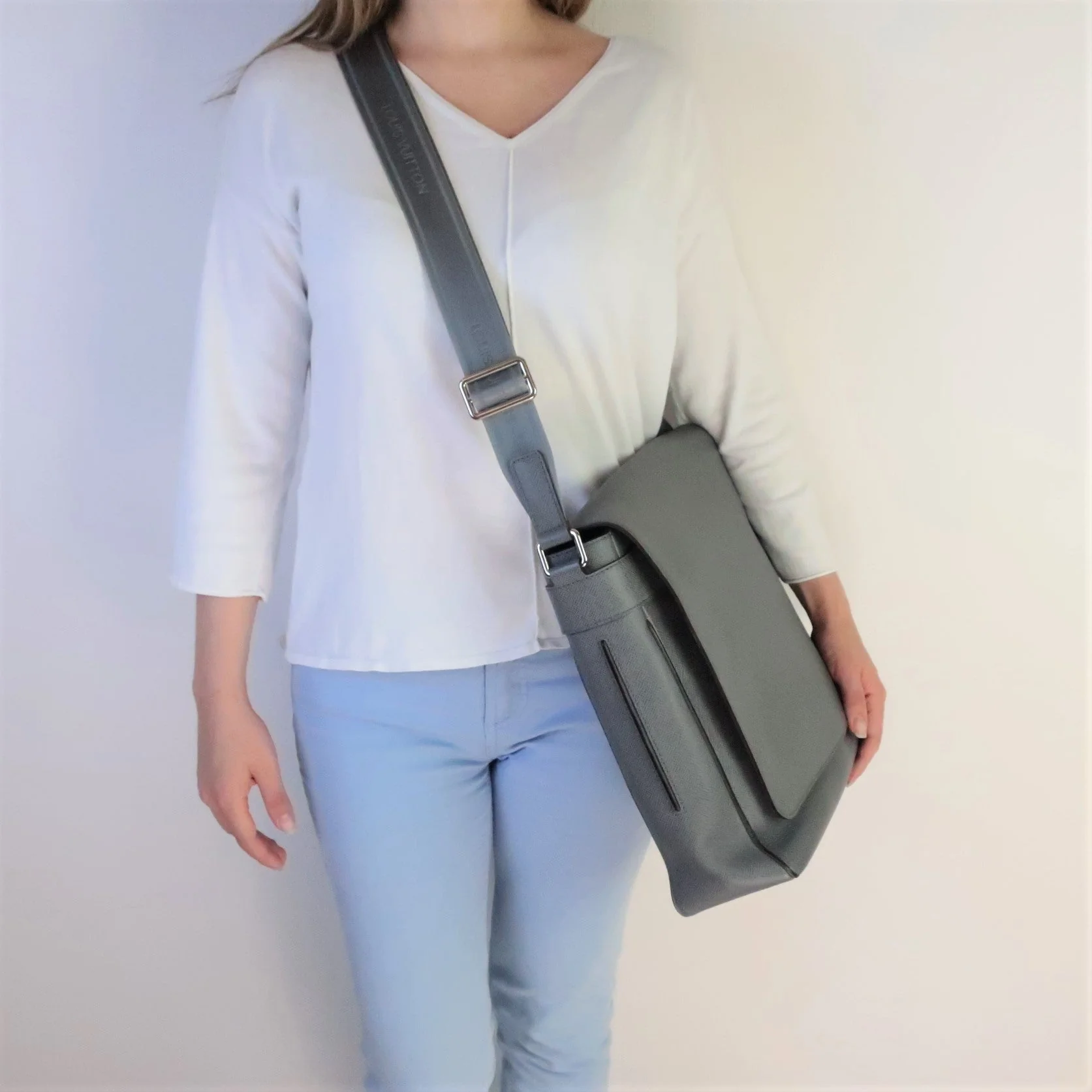 Louis Vuitton Glacier Grey Taiga Roman GM Messenger Bag - Image 4