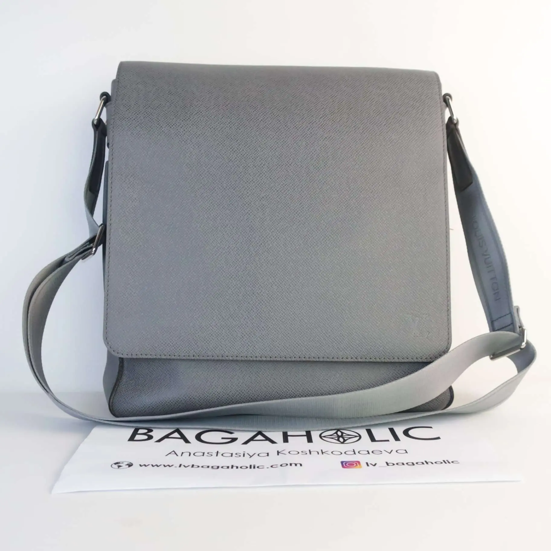 Louis Vuitton Glacier Grey Taiga Roman GM Messenger Bag - Image 5