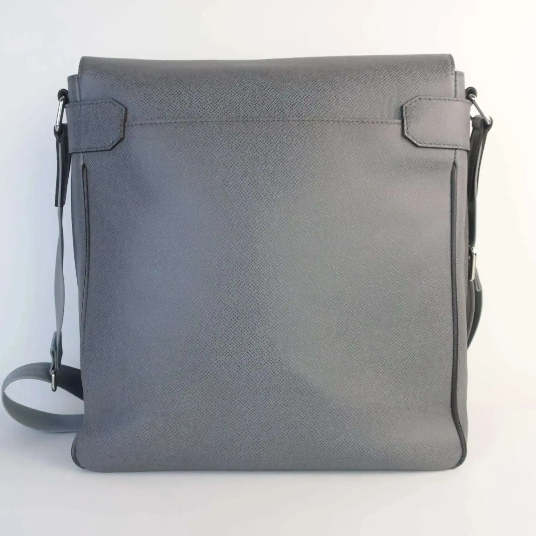 Louis Vuitton Glacier Grey Taiga Roman GM Messenger Bag - Image 6