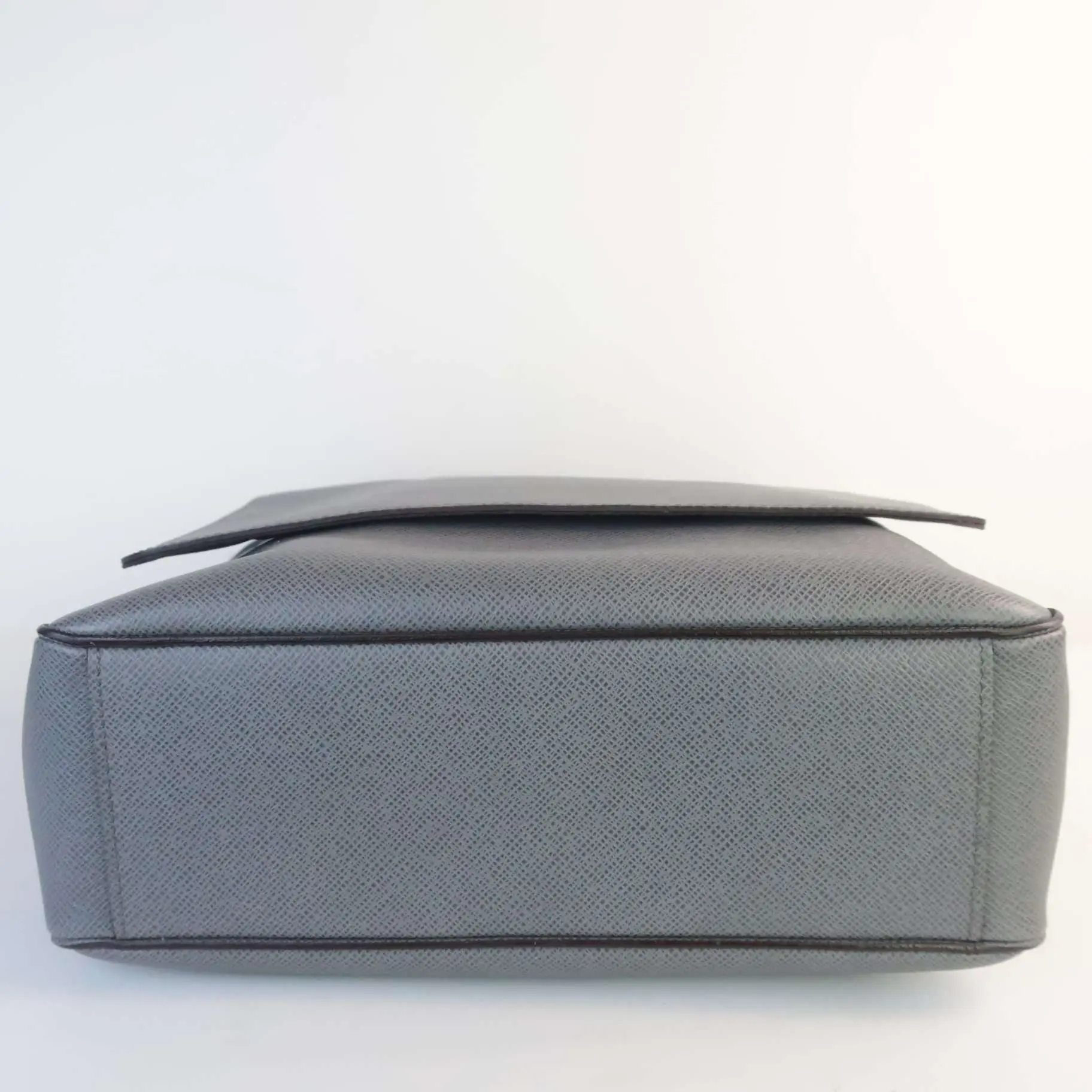 Louis Vuitton Glacier Grey Taiga Roman GM Messenger Bag - Image 7