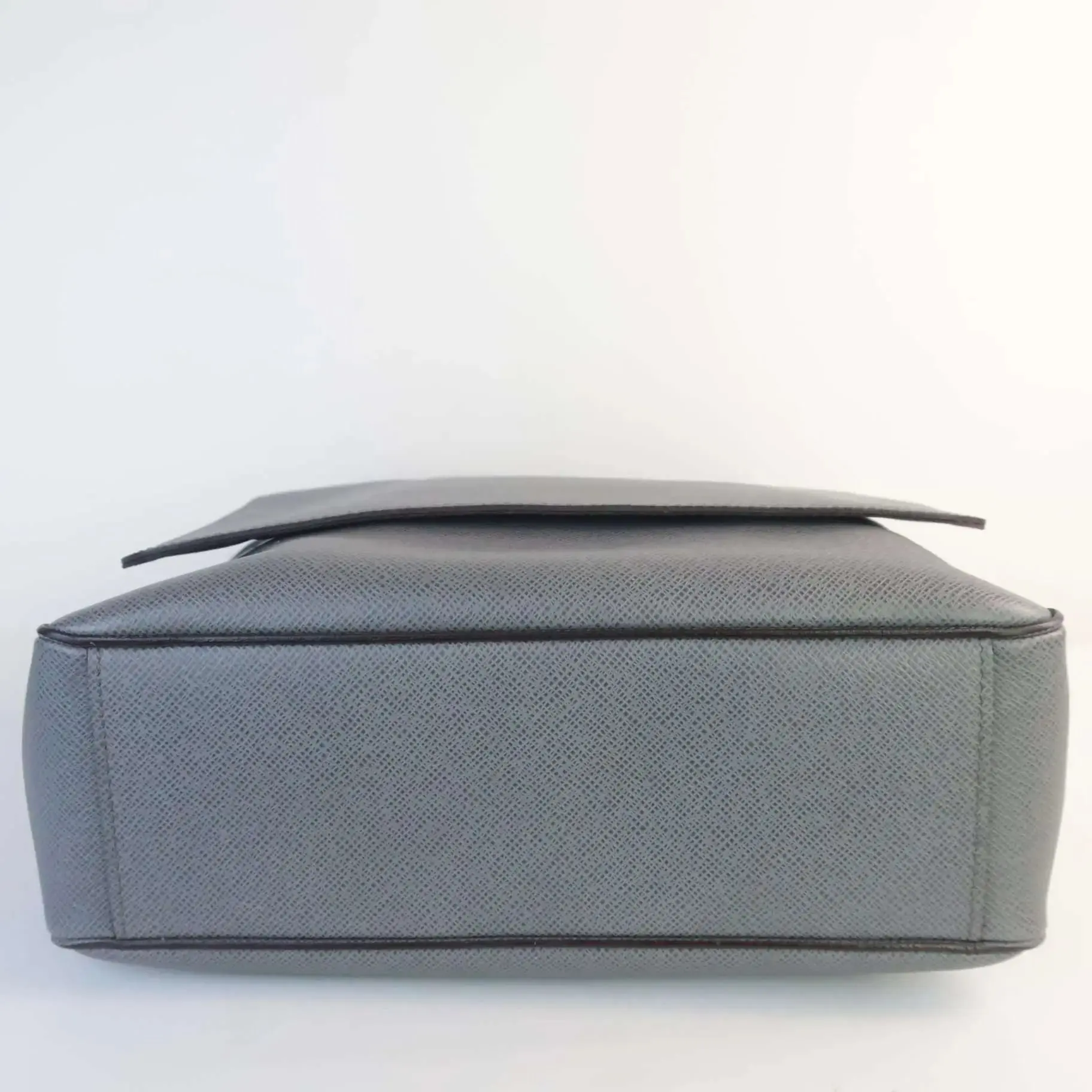 Louis Vuitton Glacier Grey Taiga Roman GM Messenger Bag - Image 8