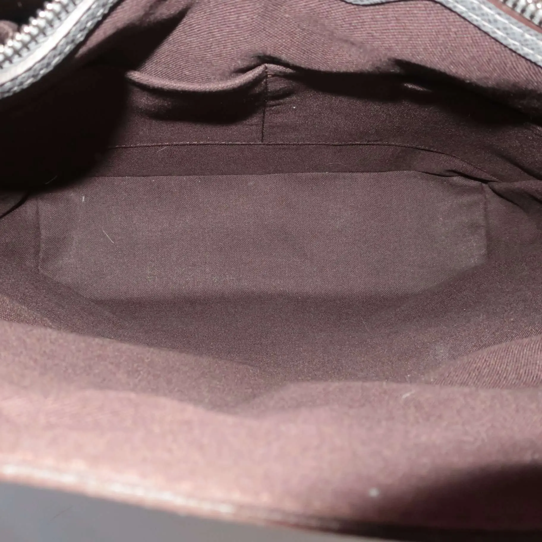 Louis Vuitton Glacier Grey Taiga Roman GM Messenger Bag - Image 9