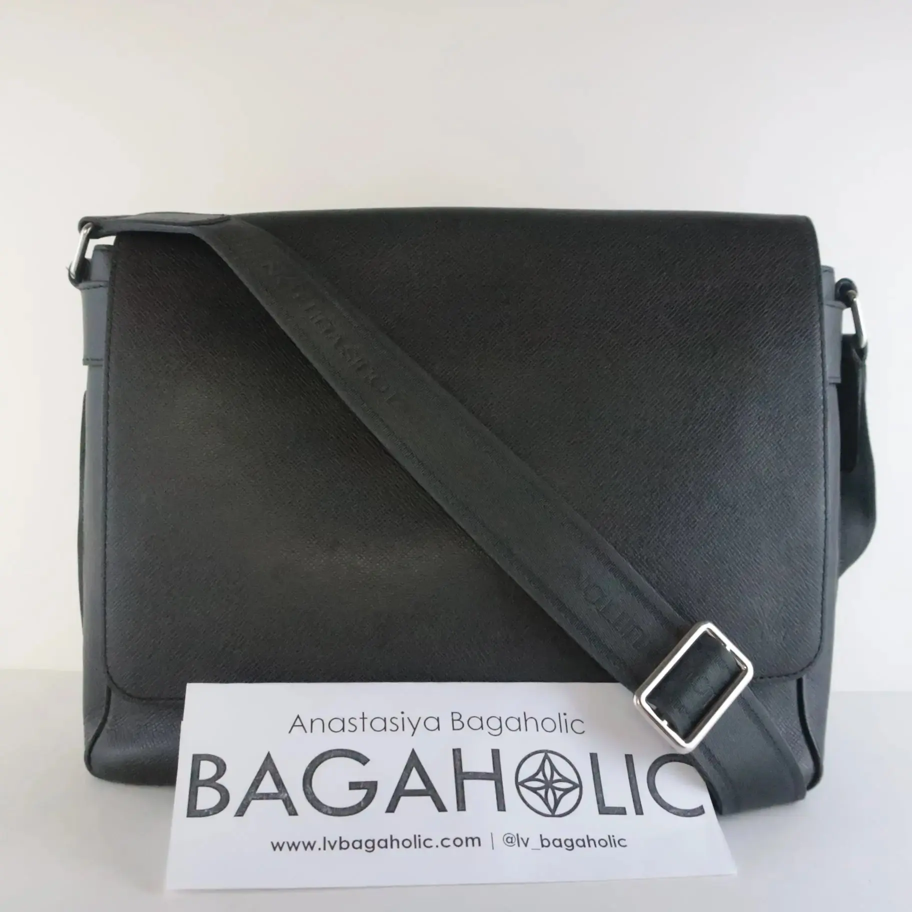 Louis Vuitton Black Taiga Roman MM Messenger Crossbody Bag - Image 3