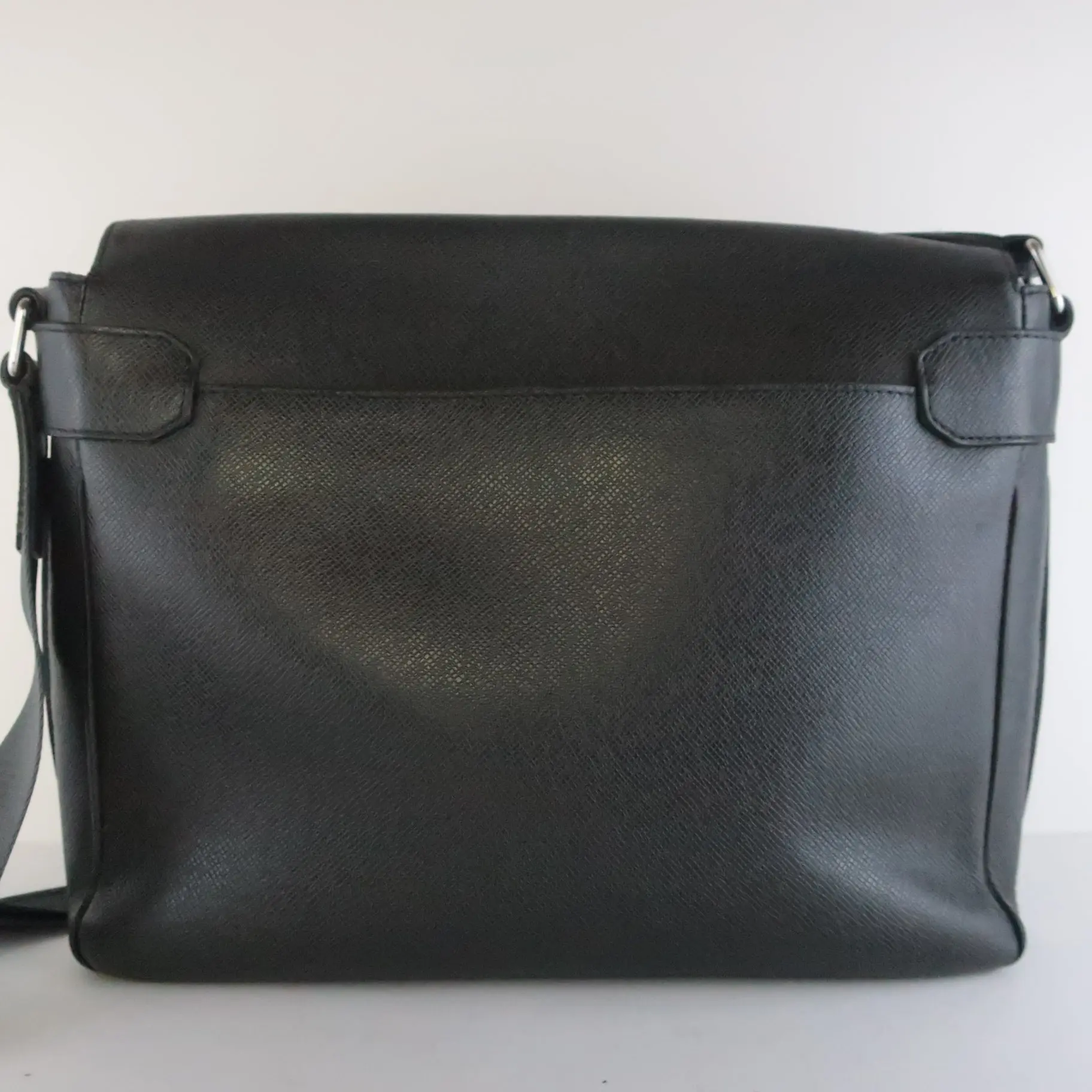 Louis Vuitton Black Taiga Roman MM Messenger Crossbody Bag - Image 4