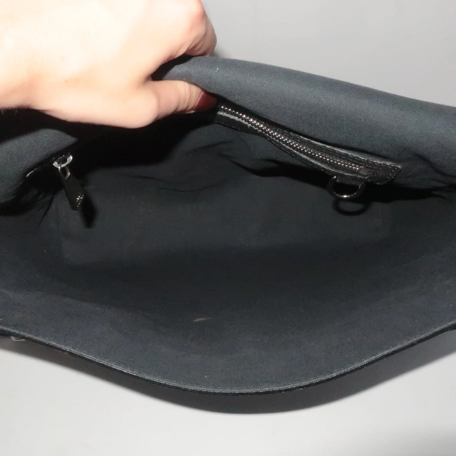 Louis Vuitton Black Taiga Roman MM Messenger Crossbody Bag - Image 5