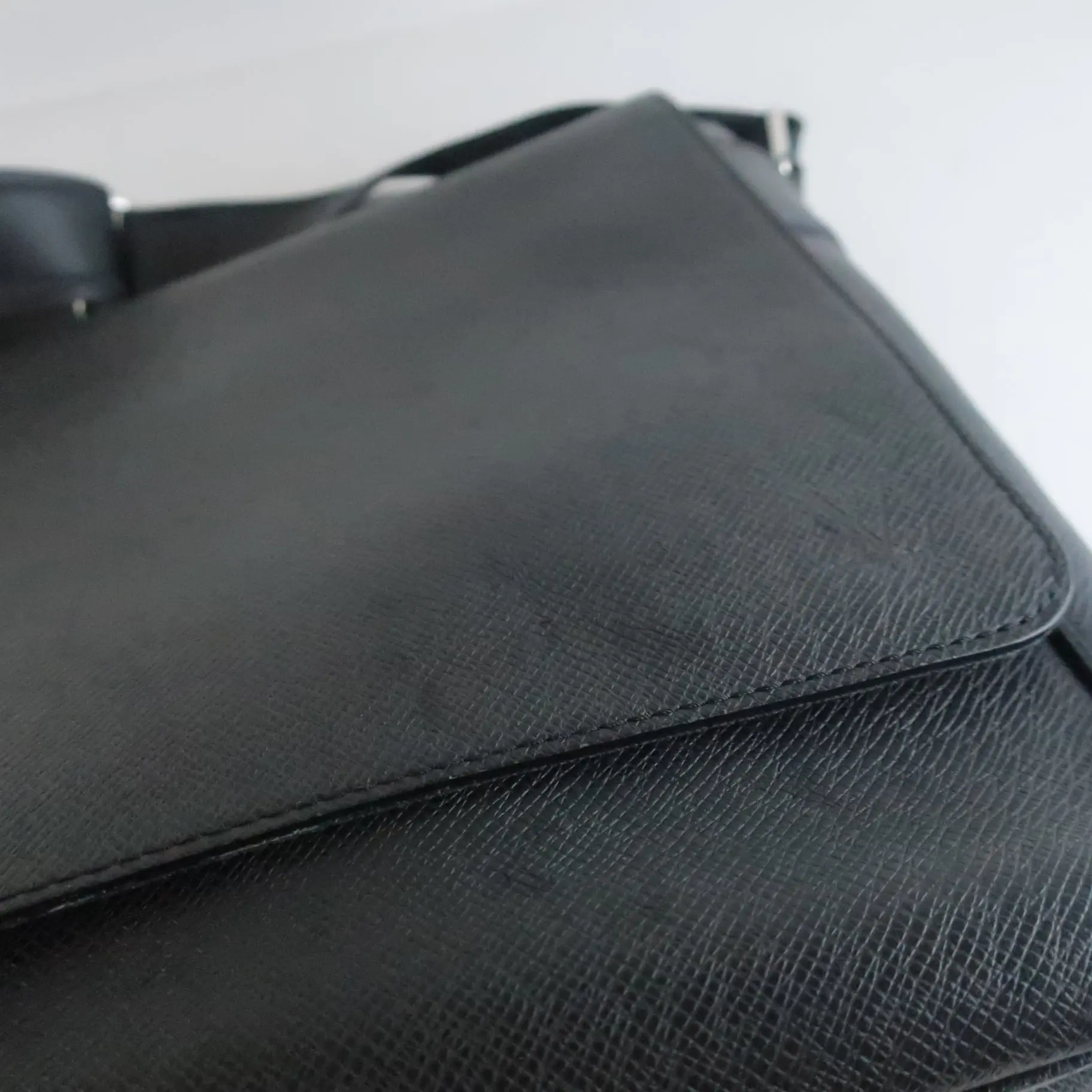 Louis Vuitton Black Taiga Roman MM Messenger Crossbody Bag - Image 7