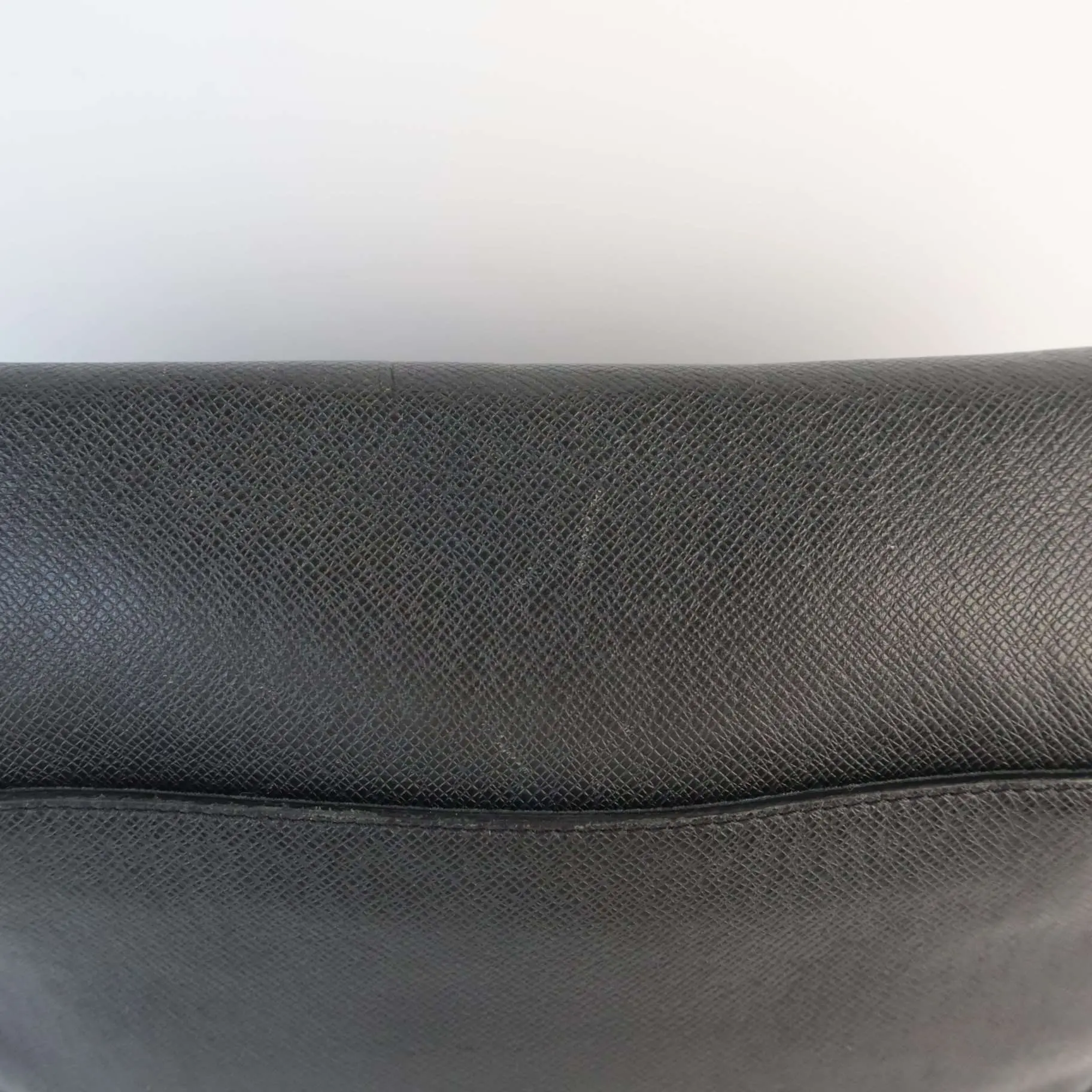 Louis Vuitton Black Taiga Roman MM Messenger Bag - Image 13