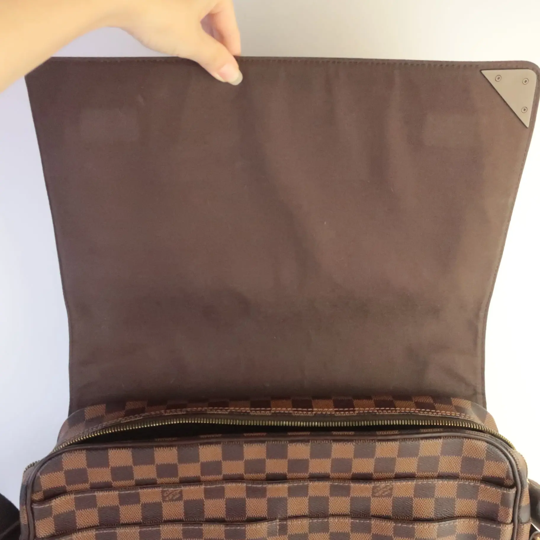 Louis Vuitton Damier Ebene Shelton GM Bag - Image 6