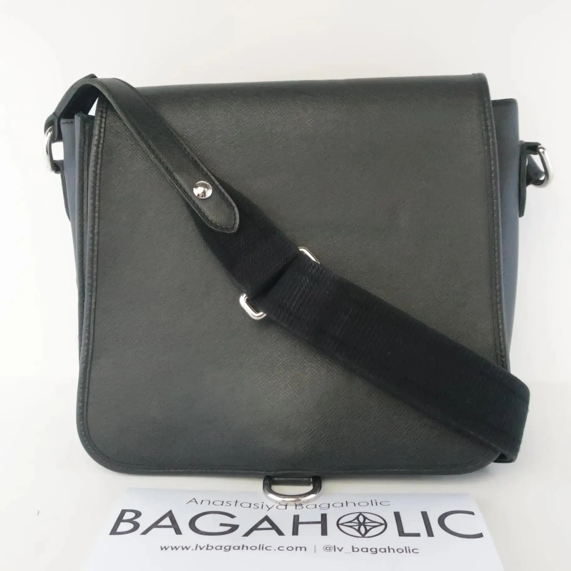 Louis Vuitton Dark Grey Taiga Andrei Messenger Bag - Image 3