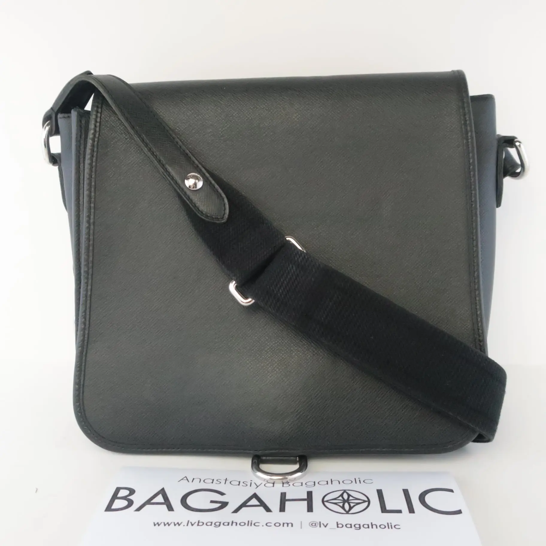 Louis Vuitton Dark Grey Taiga Andrei Messenger Bag - Image 4