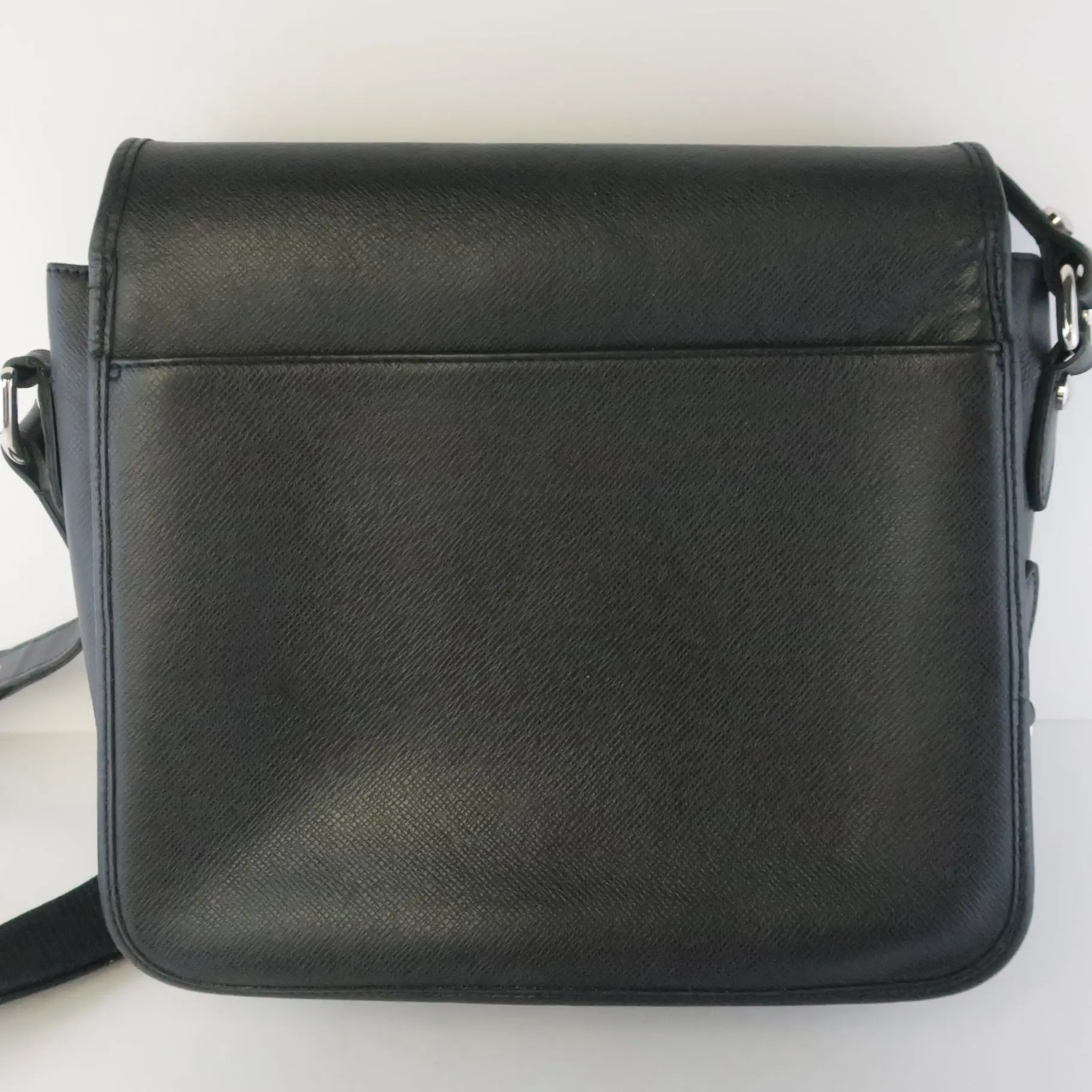Louis Vuitton Dark Grey Taiga Andrei Messenger Bag - Image 5