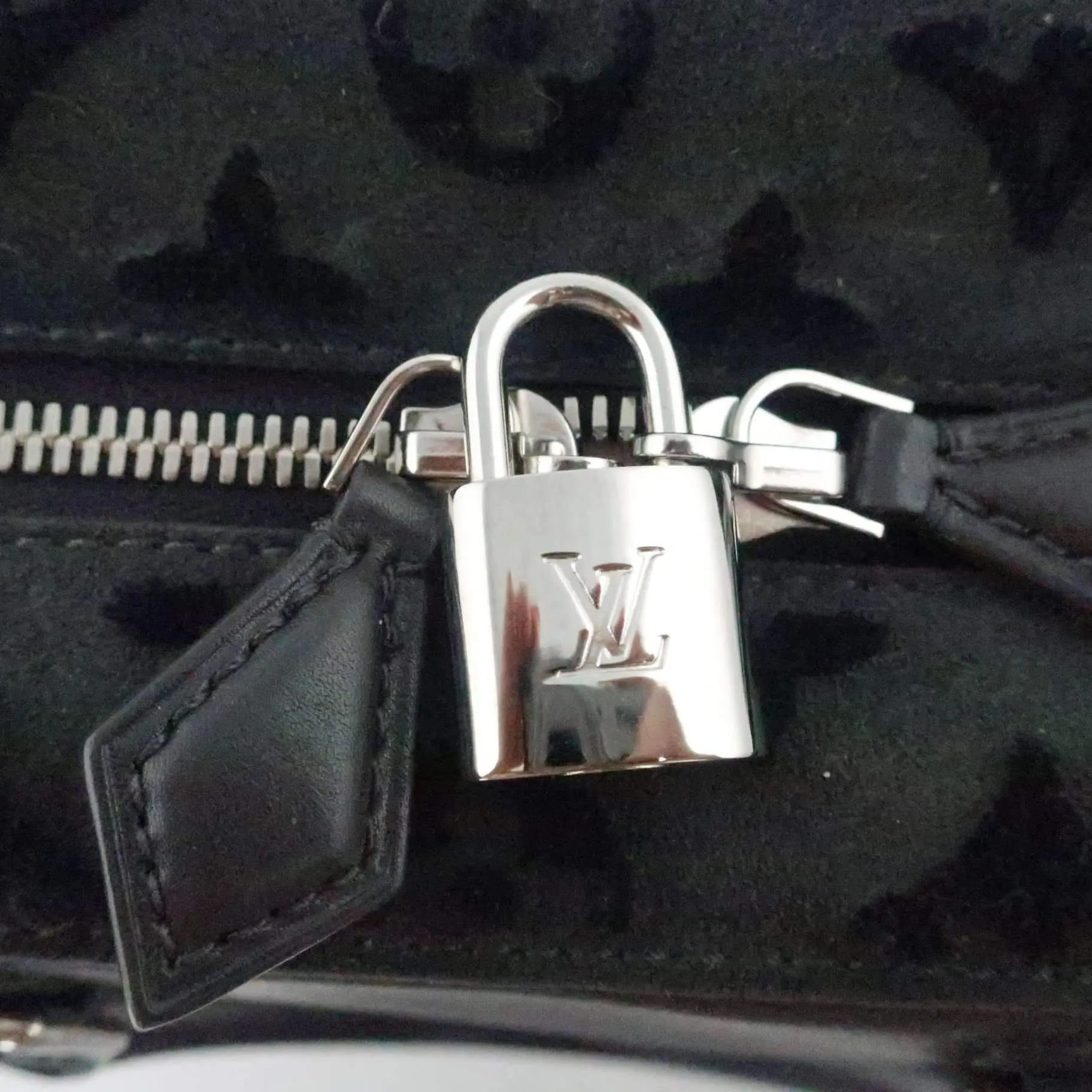 Louis Vuitton Limited Edition Gris Suede Monogram Tuffetage Deauville Cube Bag - Image 19