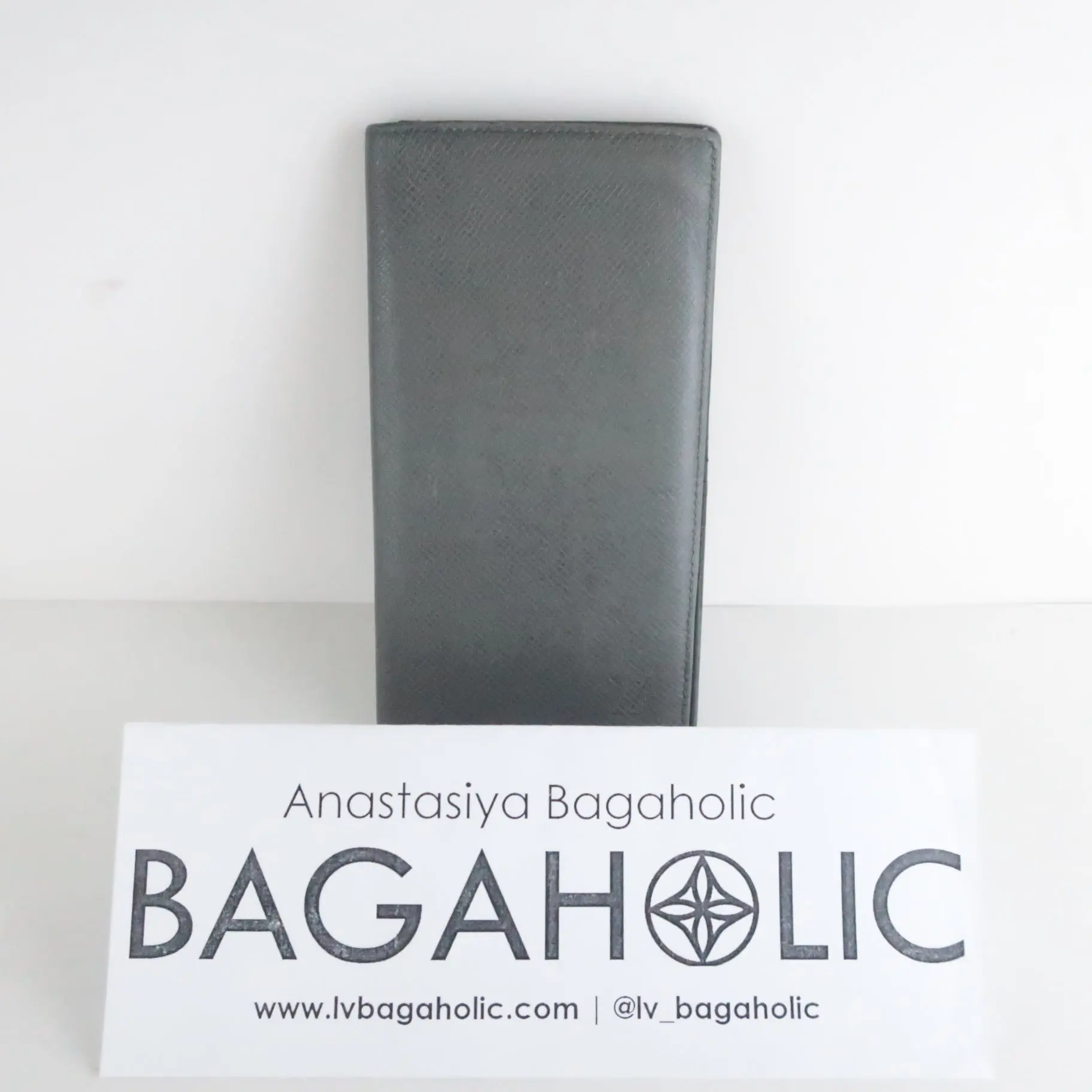 Louis Vuitton Grey Taiga Leather Bifold Long Wallet - Image 3