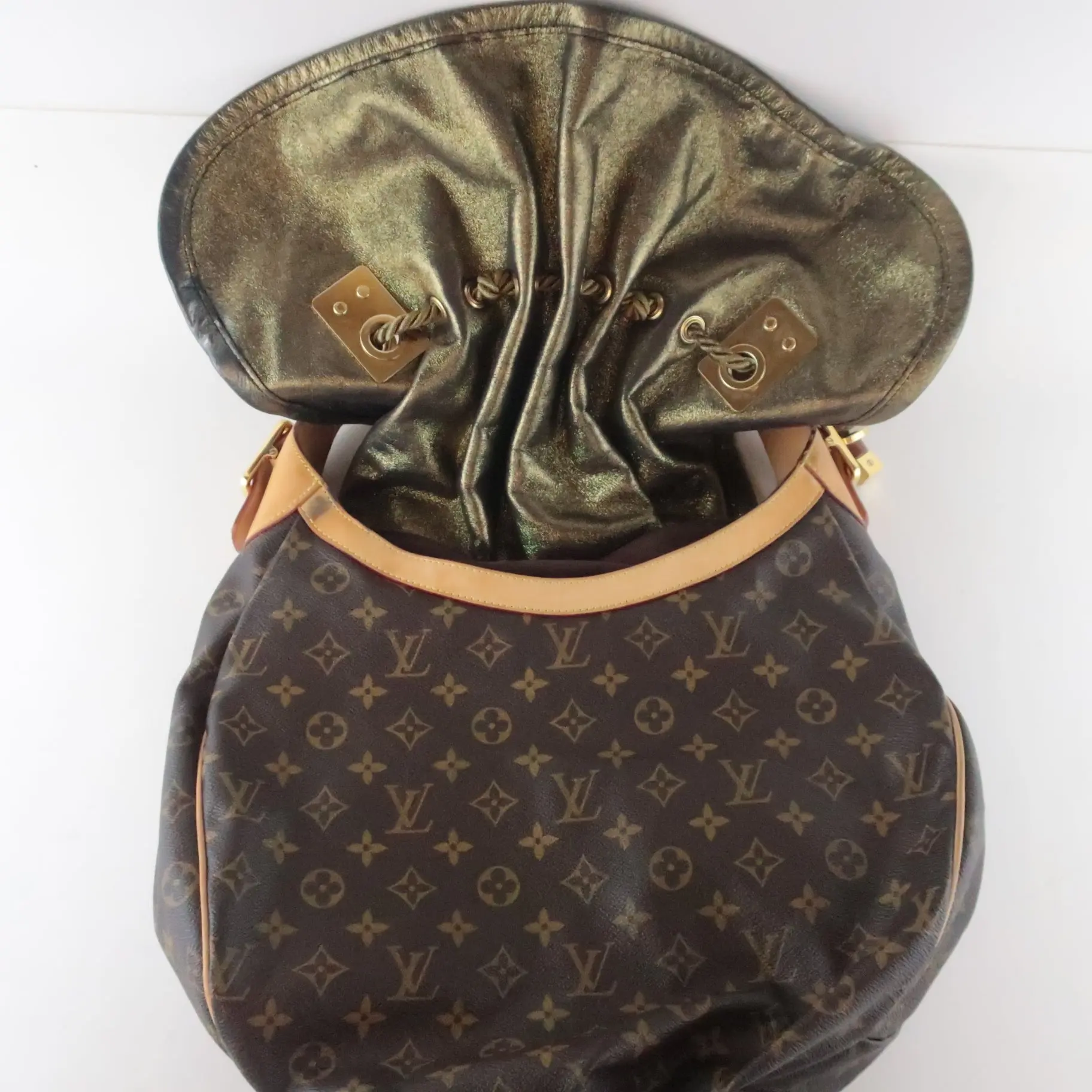 Louis Vuitton Limited Edition Monogram Kalahari GM Bag - Image 5
