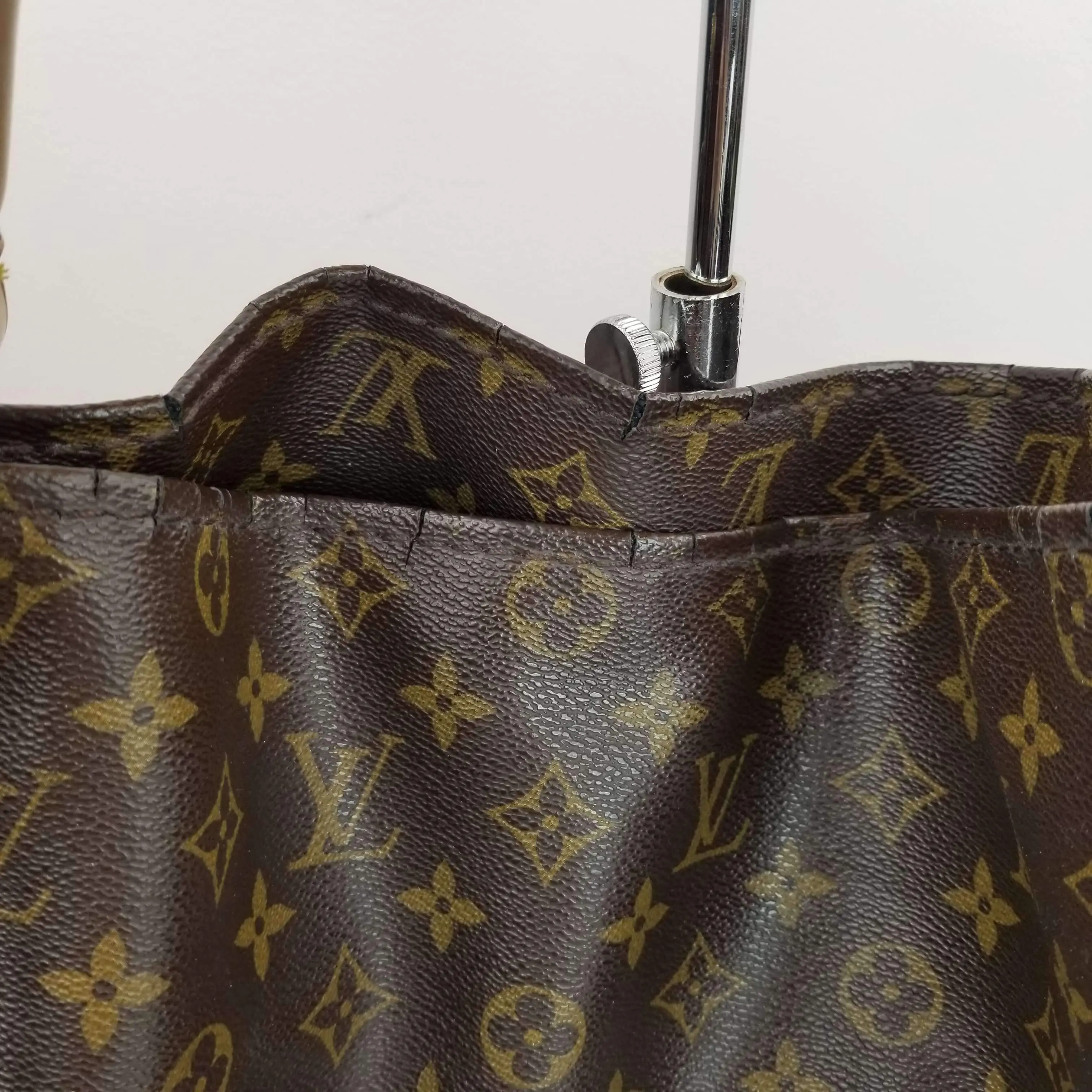 Louis Vuitton Monogram Canvas Artsy MM Bag - Image 3