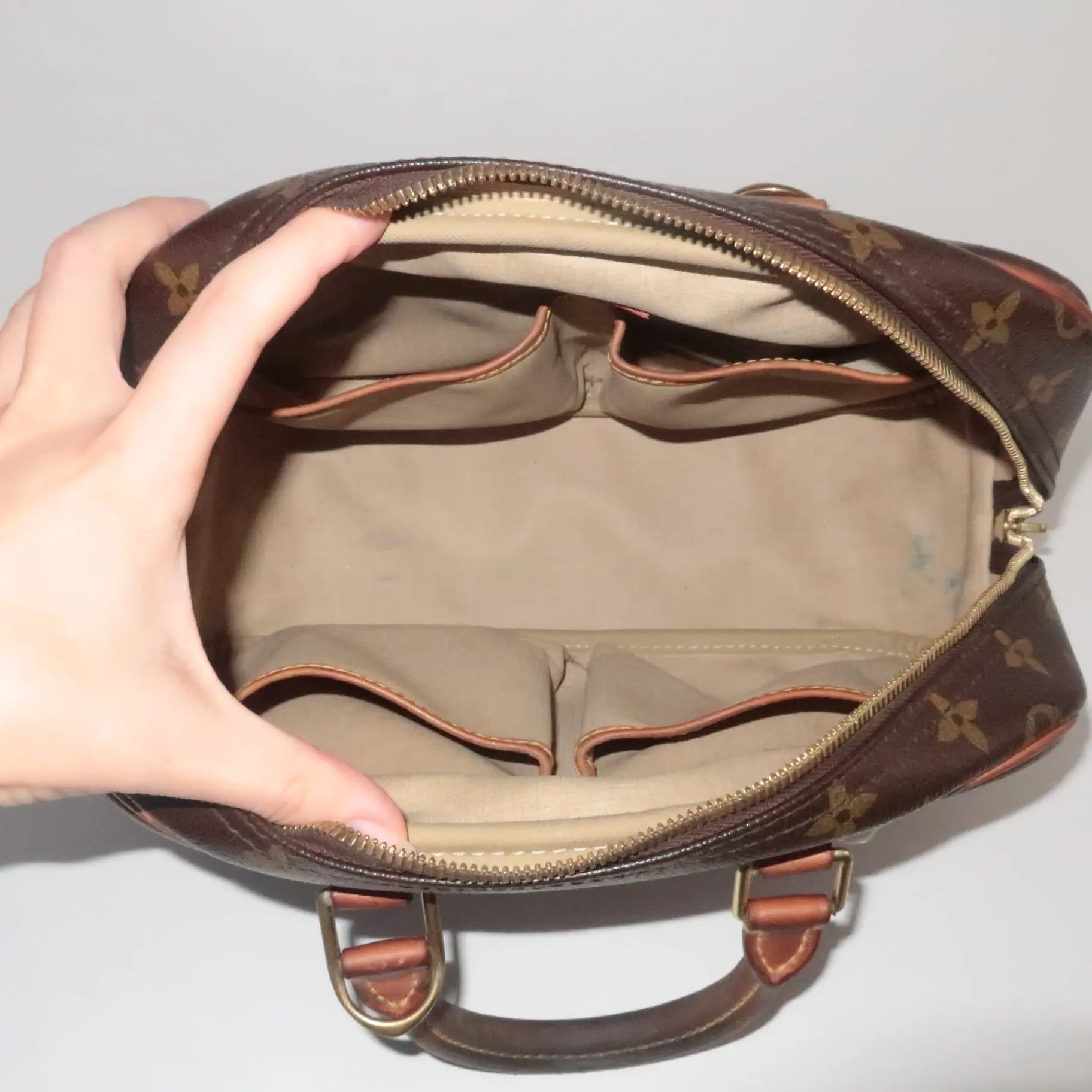 Louis Vuitton Monogram Canvas Deauville Bag - Image 9