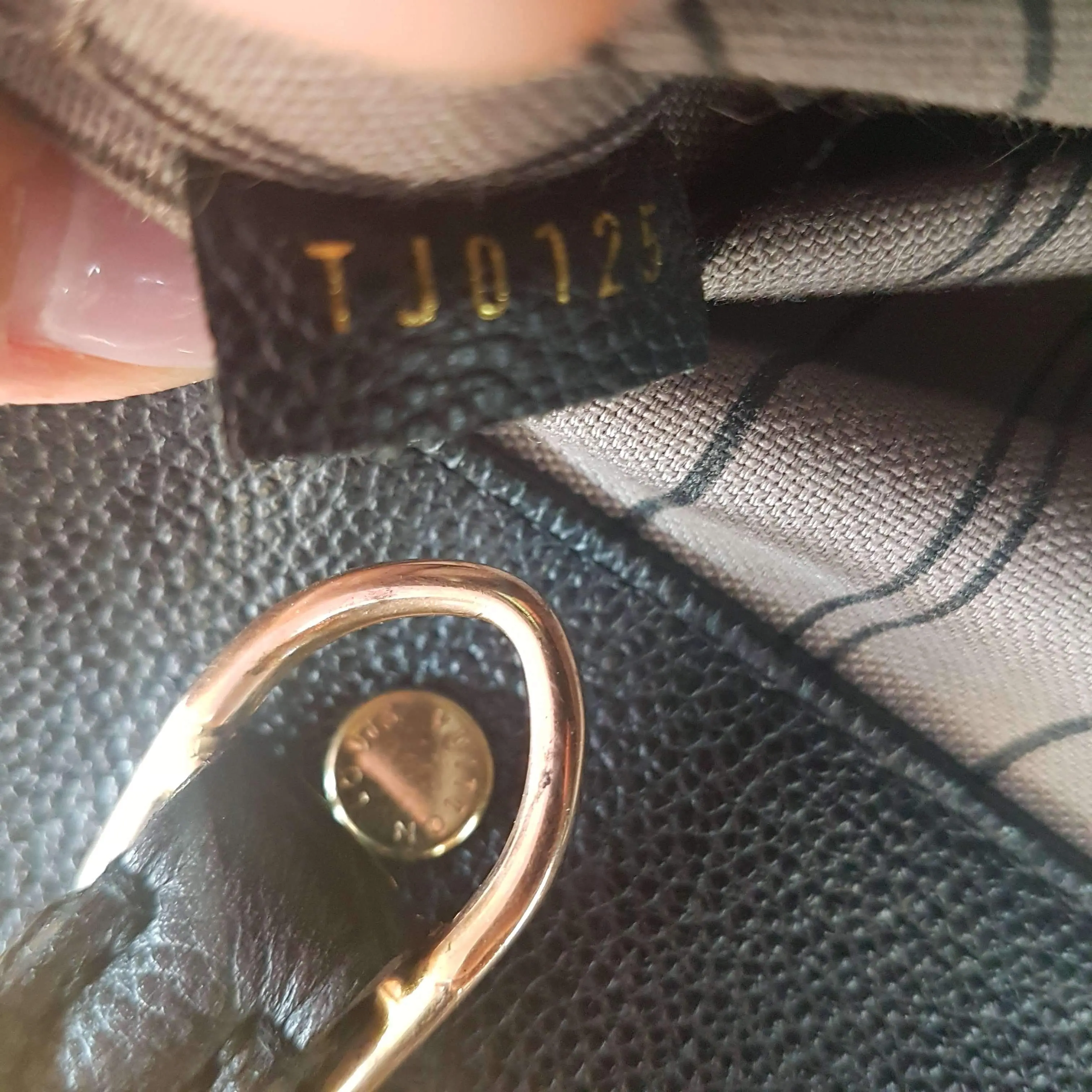 Louis Vuitton Montaigne GM Noir Empreinte Leather Bag - Image 32