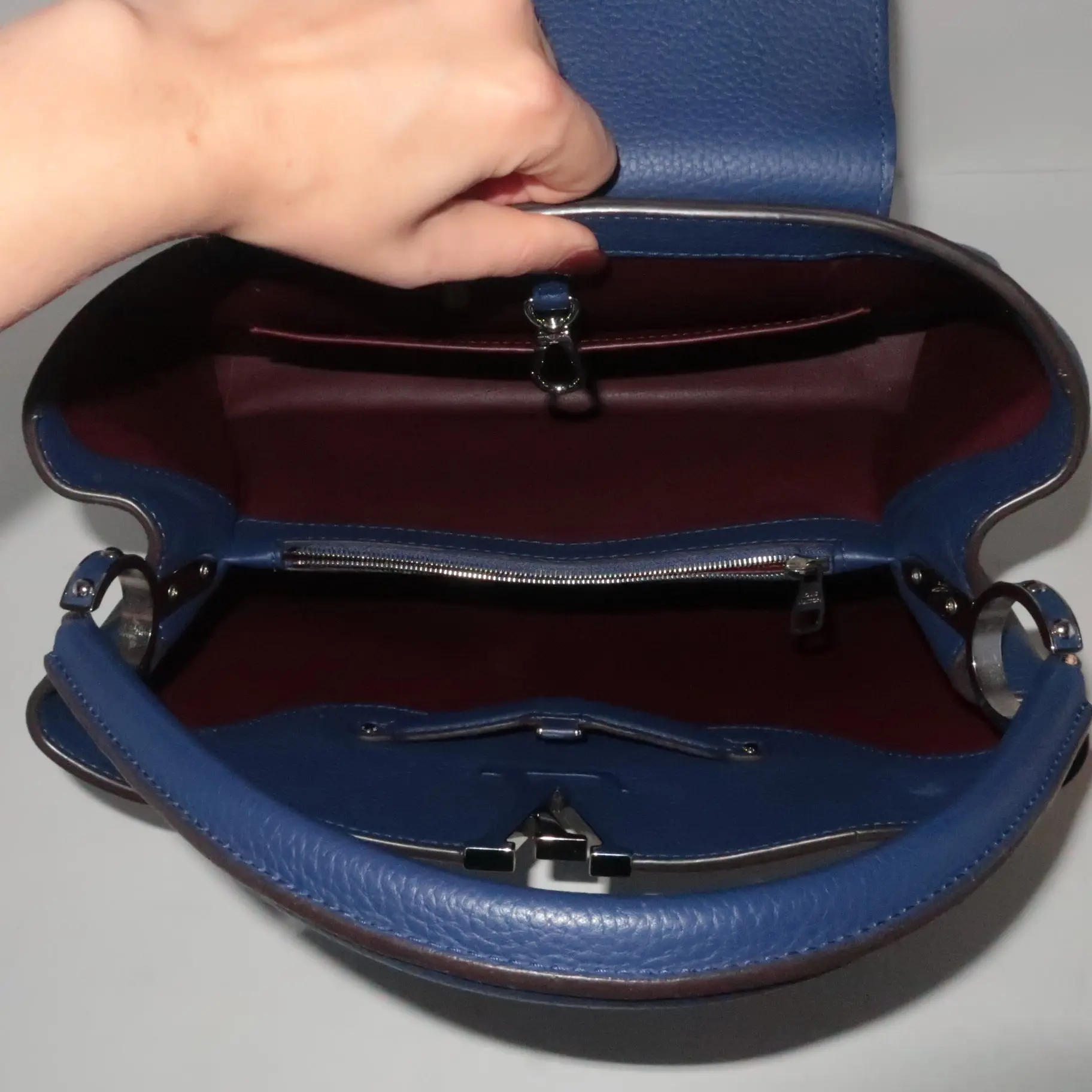 Louis Vuitton Navy Taurillion Leather Capucines MM Bag - Image 6