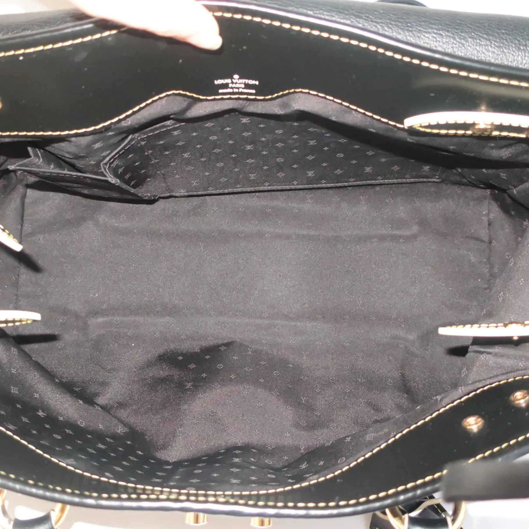 Louis Vuitton Suhali L'Essentiel GM Handbag - Image 6